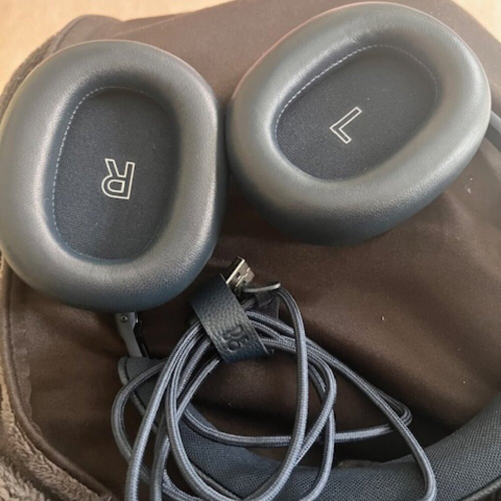 Bang & Olufsen BEOPLAY HX wireless headphones, new with out tags